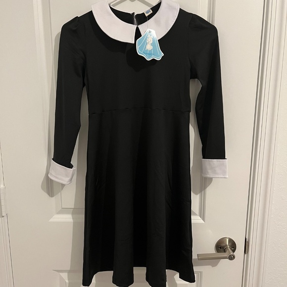 Wednesday Costume - Picture 2 of 4